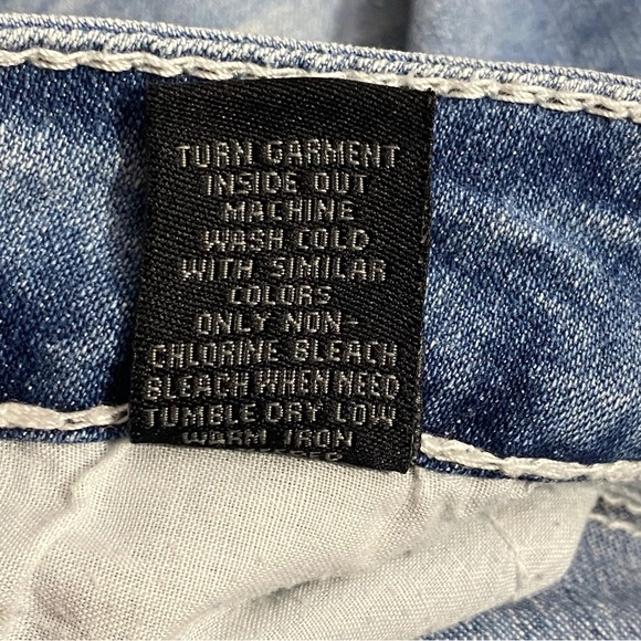 RUE21 crochet accents button fly mid rise Capri crop light wash jeans 9/10 - Picture 7 of 7